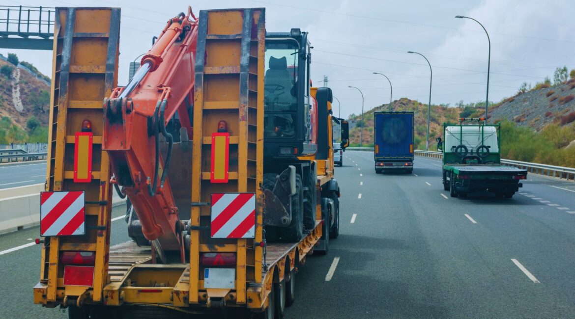 Machinery Transport with HIAB: Safe Lifting for Heavy Equipment