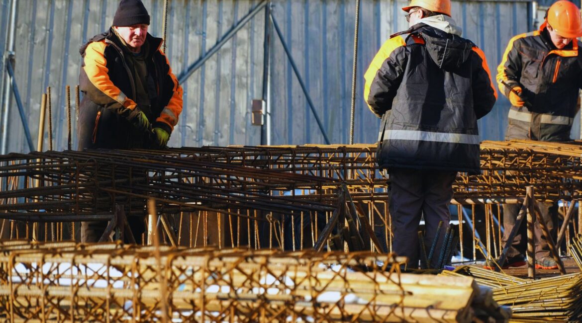 Steel Delivery Sydney: Why Builders Rely on HIAB Crane Trucks