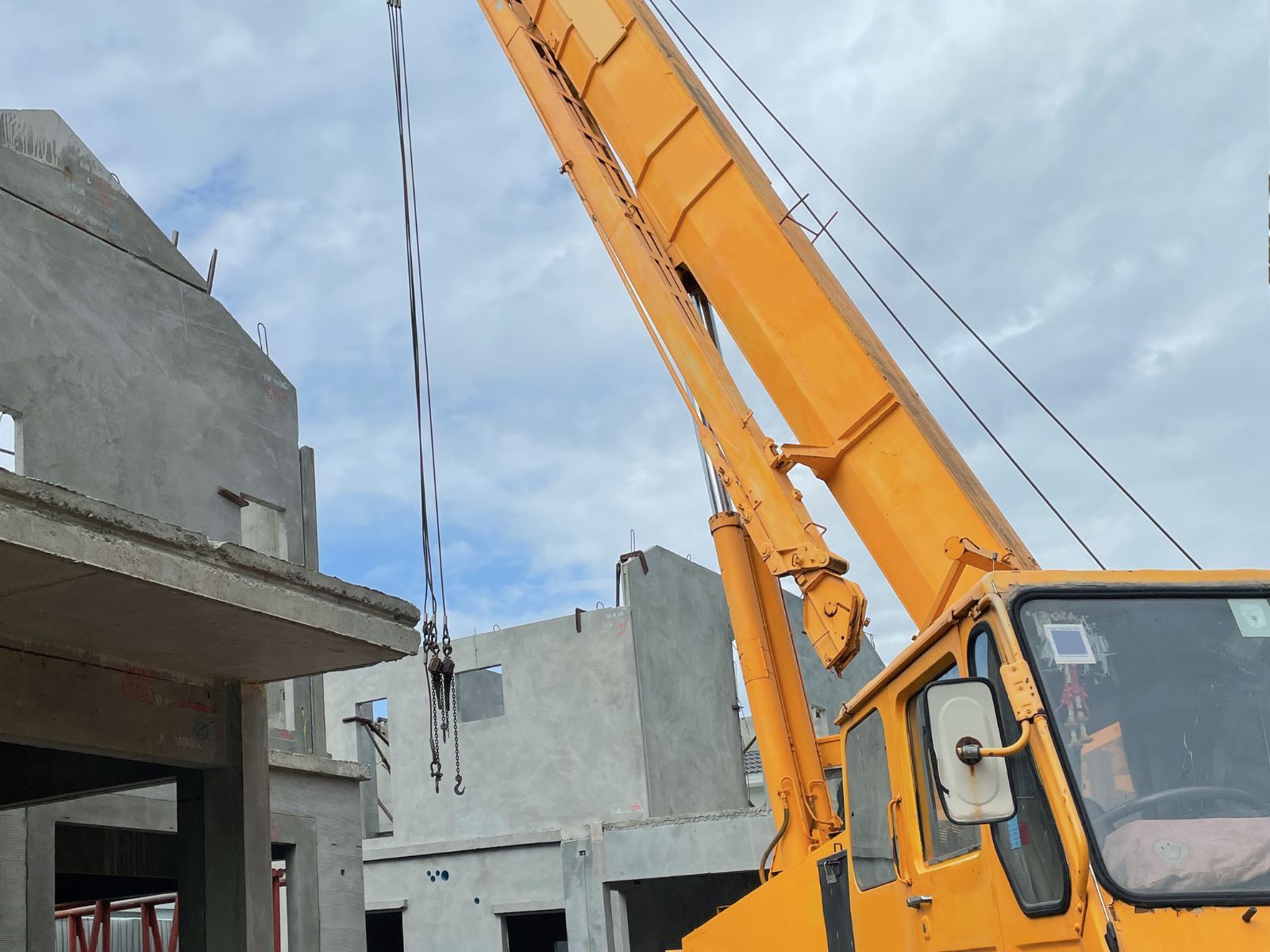 How to Hire a Crane Truck for Commercial Projects in Sydney