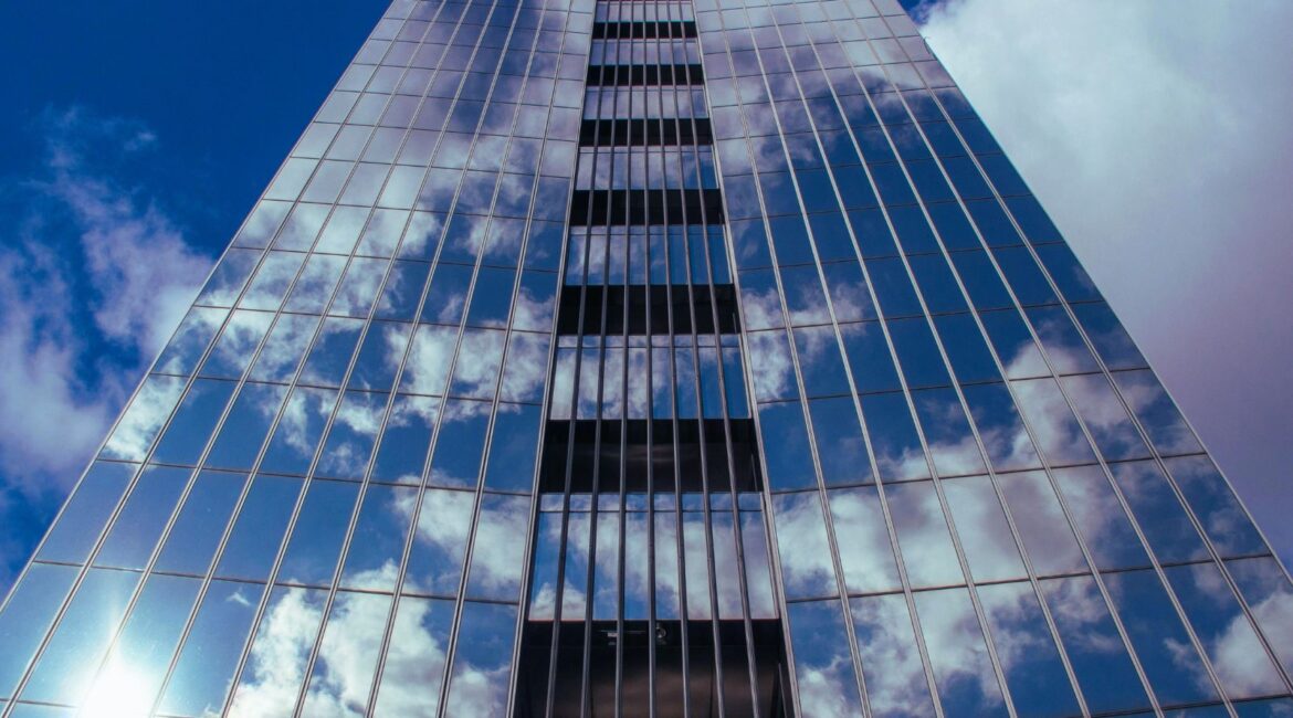 Why Glass Installers Prefer Crane Trucks with Fly Jib