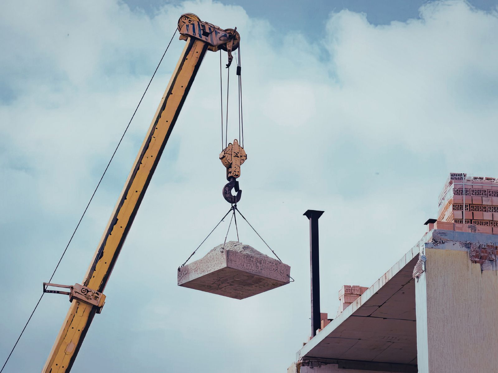 Roof Lifting Jobs: Choosing the Right Crane Truck