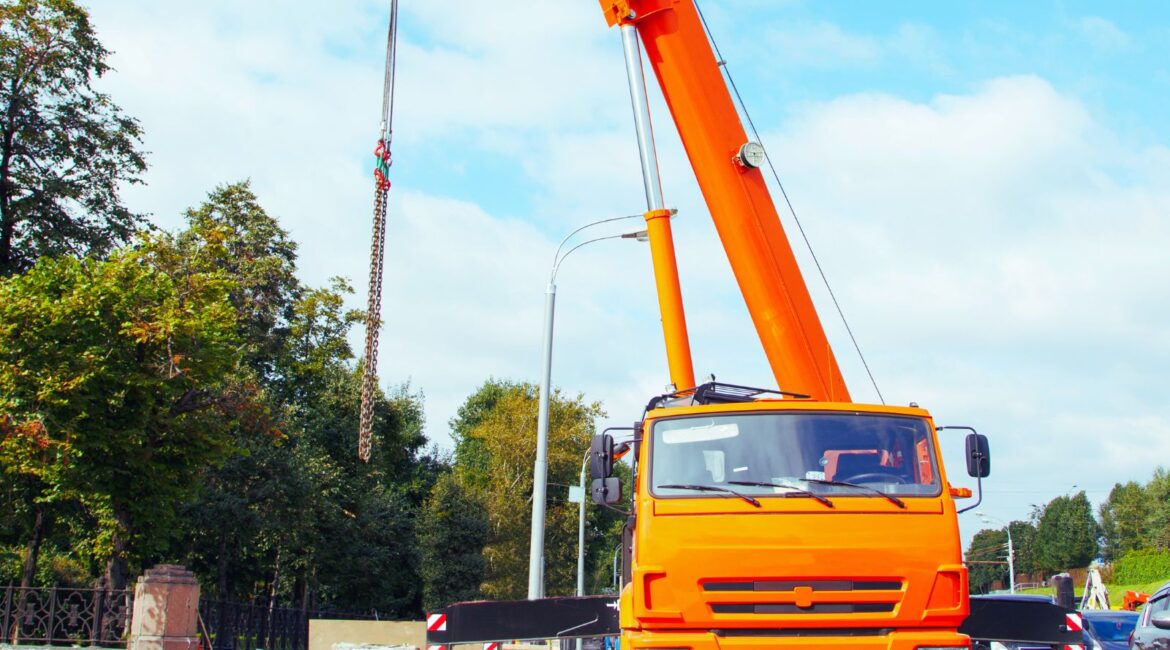 How Crane Truck with Fly Jib Solves High-Reach Access Problems
