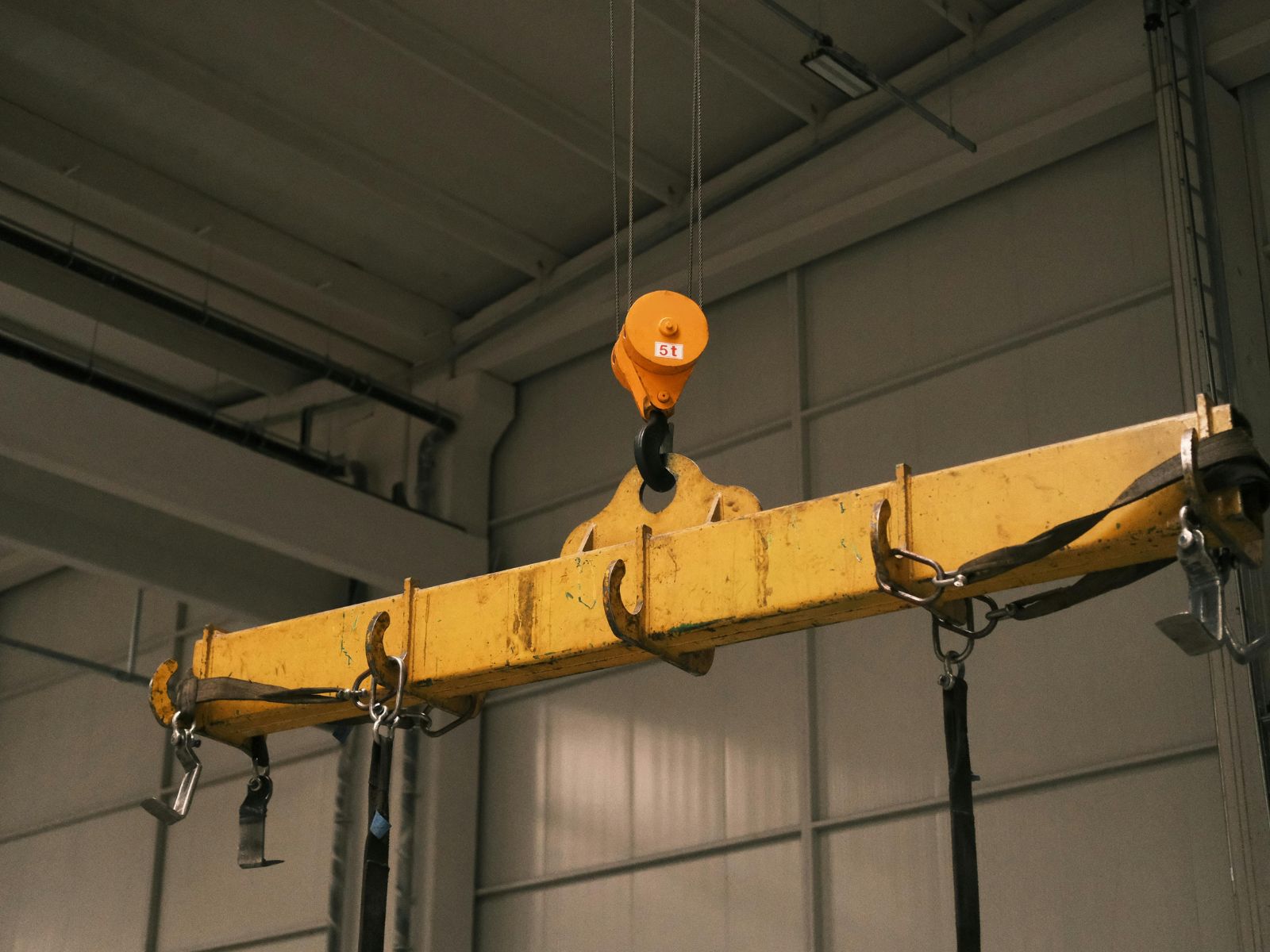 Industrial Equipment Movers: Do’s and Don’ts of Hiring a Crane Truck